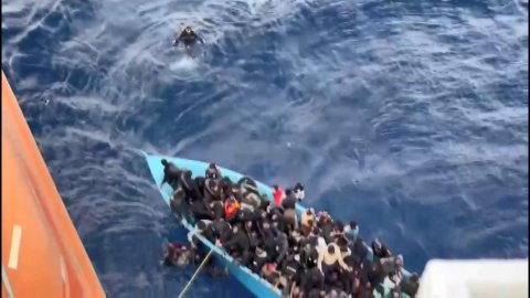 Türk tanker gemisi Akdeniz'de 120 mülteciyi kurtardı
