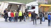 Başakşehir'de kamyonet hafriyat kamyonu ile otomobile çarptı: Yol kapandı!