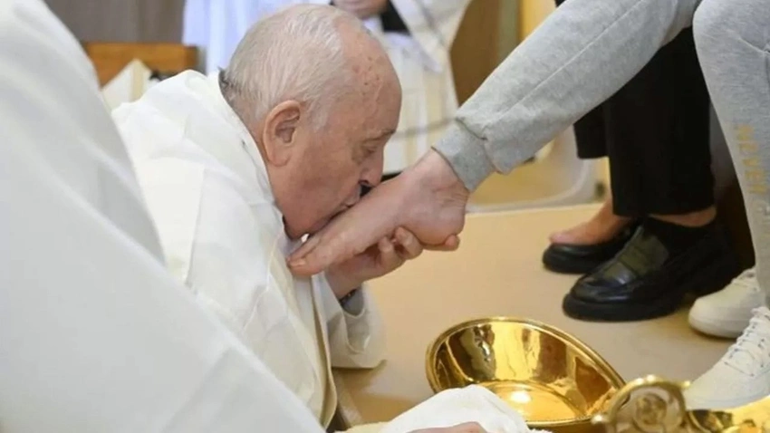 Objektiflere yansıyan ilginç görüntü: Papa Francis kadın mahkumların ayağını yıkayıp öptü
