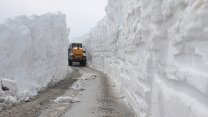 Muş Valisi Çakır, metrelerce karın bulunduğu yolda çalışan ekipleri ziyaret etti