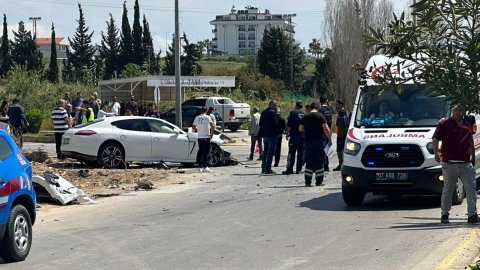 Antalya'da servis midibüsü ile otomobil çarpıştı: Onlarca yaralı var!