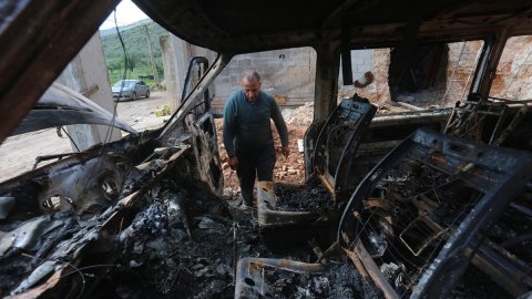 Yahudi yerleşimcilerden Filistinlilere bayram zulmü: Ev ve araçlarını yaktılar!