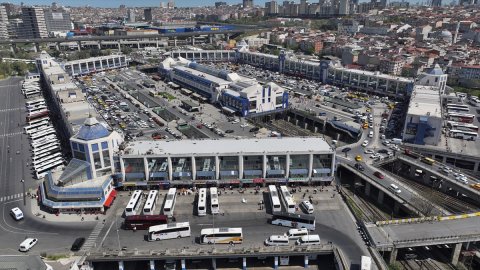 İstanbul'da otogarda tatil dönüşü yoğunluğu yaşanıyor