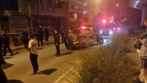 Kadıköy'de otomobil kaldırıma çıktı: Otomobildekiler yaralandı!