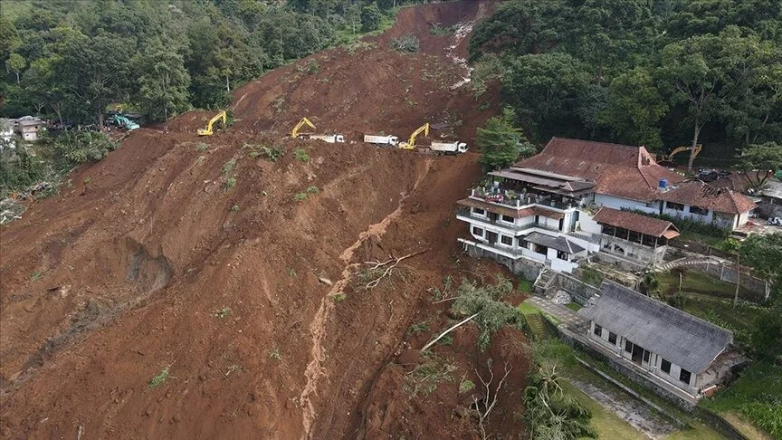 Endonezya'daki toprak kaymasında ölü sayısı 18 oldu
