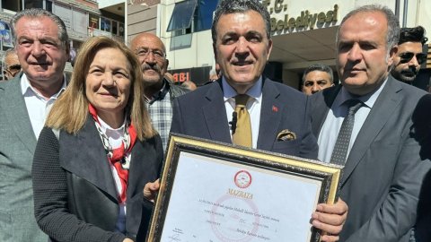 Ardahan Belediye Başkanı Faruk Demir mazbatasını aldı