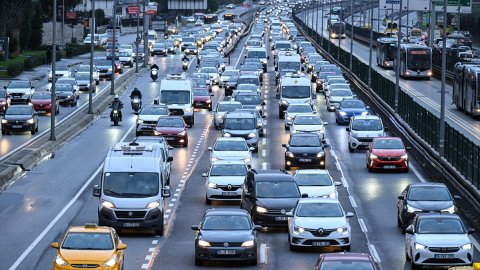 İstanbul'da trafik yoğunluğu: Araçlar güçlükle ilerliyor!