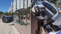 Adana'da faciaya kıl payı: Otomobil, otobüs durağına daldı, yaralılar var!