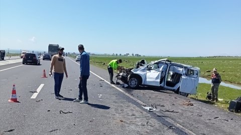 Şanlıurfa'da otomobille hafif ticari aracın çarpıştığı kazada 2 kişi öldü