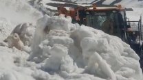 Van-Bahçesaray kara yolu, kardan temizleniyor