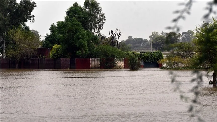 Pakistan'da şiddetli yağış ve yıldırım isabet etmesi sonucu ölenlerin sayısı 63 oldu