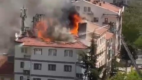 Ankara'da binanın çatısında bulunan baz istasyonu tutuştu