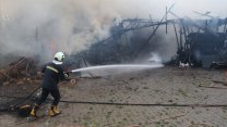 Amasya'da depoda çıkarak ahır ve samanlığa sıçrayan yangın söndürüldü