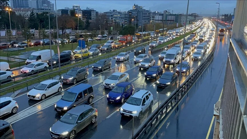 Yağmur İstanbul'un trafiğini olumsuz etkiledi