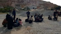 İzmir'de 27 düzensiz göçmen ve 2 göçmen kaçakçılığı şüphelisi yakalandı