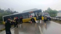 Büyükçekmece'de İETT otobüsü bariyerlere çarptı