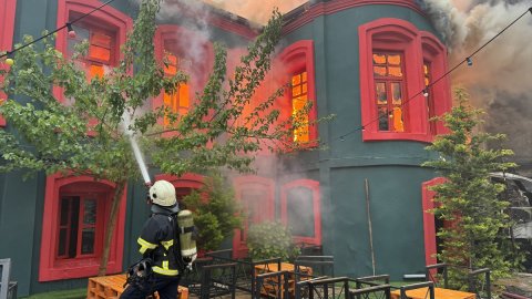 Kırklareli'nde 2 katlı tarihi binada yangın paniği!