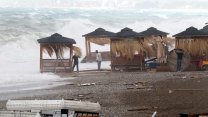 Antalya'da fırtına etkisini gösteriyor: Konyaaltı Sahili dalgalara teslim oldu