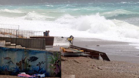 Antalya'da fırtına etkisini gösteriyor: Konyaaltı Sahili dalgalara teslim oldu