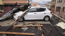 Ankara'da sağanak ve kuvvetli fırtına şehri darmadağın etti: Çatılar uçtu, camlar kırıldı