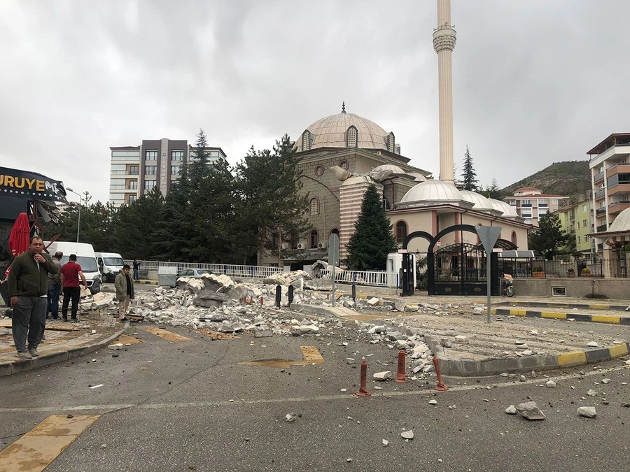 Şiddetli fırtınayla Çankırı'daki caminin minaresi yıkıldı