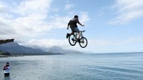 Bisiklet yarışı dağın zirvesinden başlayarak Antalya'nın mavi sularında sona erdi