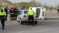 Yasak noktadan 'U' dönüşü yapmak isteyen minibüse otomobil çarptı: 1 ölü, 3 yaralı