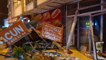 İstanbul-Esenyurt'ta yokuş aşağı kayan kamyon 11 araca çarptıktan sonra iş yerine girdi