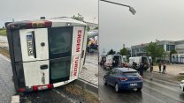 Tekirdağ’da lastiği patlayan servis minibüsü devrildi