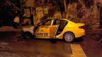 Fatih'te seyir halindeki taksi alevlere teslim oldu