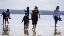 Tuz Gölü yerli turistlerin ilgi odağı oldu