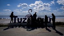 Tuz Gölü yerli turistlerin ilgi odağı oldu