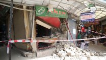 Hatay'da depremde ağır hasar gören iş yeri kısmen çöktü
