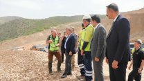 Erzincan Valisi Aydoğdu, maden ocağında toprak altında kalan işçilerin aileleriyle görüştü
