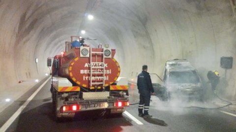 Troya Tüneli'nde seyir halindeki kamyonet yandı; trafik akışı alternatif güzergahtan sağlandı