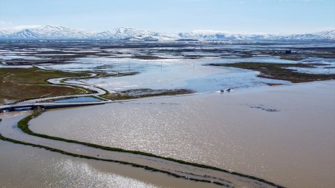 Van'da karlar eridi: Çaldıran Ovası'nda araziler su altında kaldı