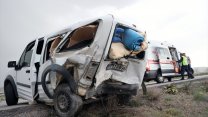 Sivas'ta hafif ticari araç ile otomobil çarpıştı, 7 kişi yaralandı