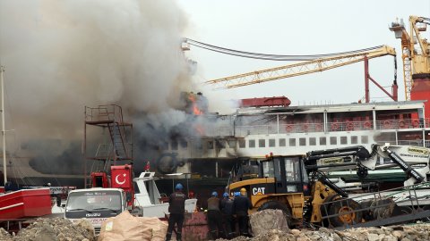 Ünye Limanı'nda gemi yangını: Maddi hasar meydana geldi