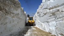 Hakkari'de 4,5 aydır kapalı olan askeri üs bölgesi yolunda karla mücadele