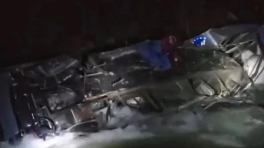 Yolcu otobüsü nehre düştü: 25 kişi öldü