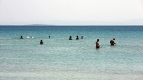 Kuşadası ve Didim'de turistler denize girdi