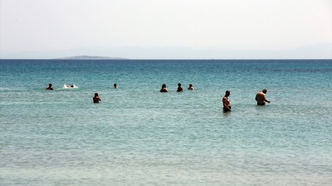 Kuşadası ve Didim'de turistler denize girdi