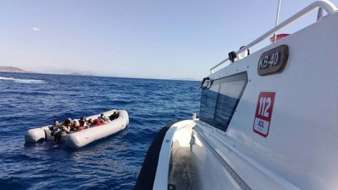 İzmir Dikili açıklarında 60 düzensiz göçmen Sahil Güvenlik ekipleri tarafından kurtarıldı