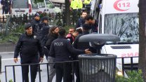 Saraçhane'de kaldırım taşı atılan polisler yaralandı