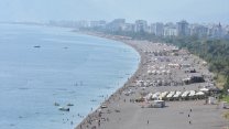 Antalya'da deniz sezonu açıldı: Sahil tıklım tıklım doldu