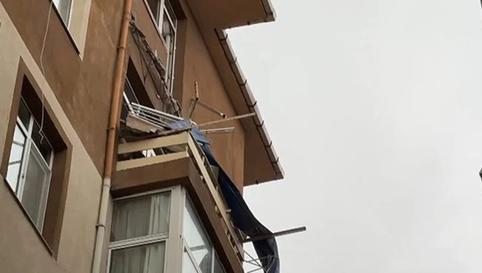 Avcılar'da balkonu çöken bina boşaltıldı