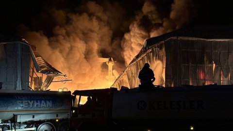 Adana'da motosiklet üretim tesisinde çıkan yangına müdahale ediliyor