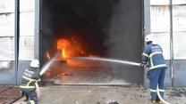 Aksaray'da yağ fabrikasında çıkan yangına müdahale ediliyor