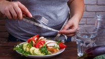 Uzmanlar uyarıyor: Yanlış diyetler zayıflatmıyor, tam aksine kilo aldırıyor!