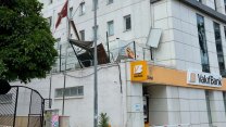 Adana’da şiddetli rüzgarda çatı uçtu